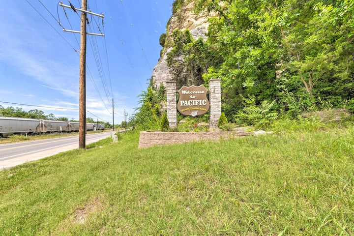 lucky Dawg Pet-friendly Abode Near St. Louis!
