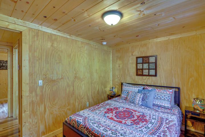 Peaceful Beattyville Cabin Near Red River Gorge!