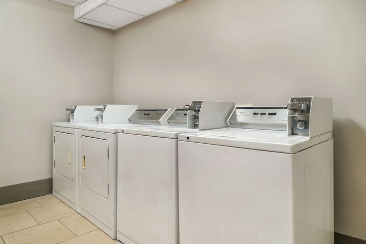 Country Inn & Suites by Radisson Rossford - Toledo South