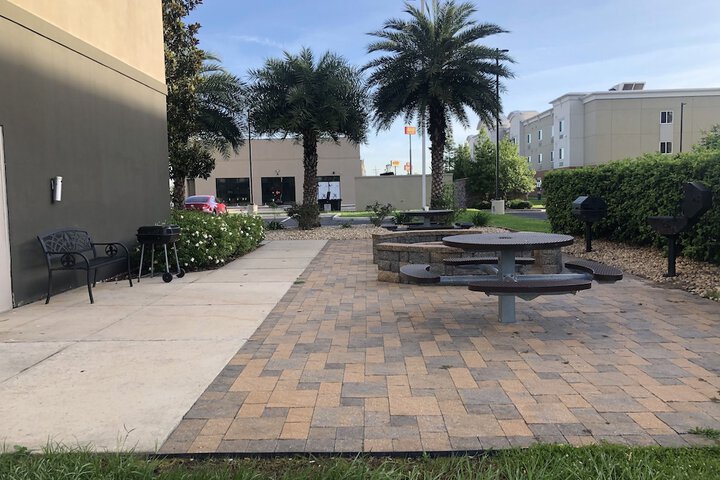 La Quinta Inn & Suites by Wyndham Gonzales LA
