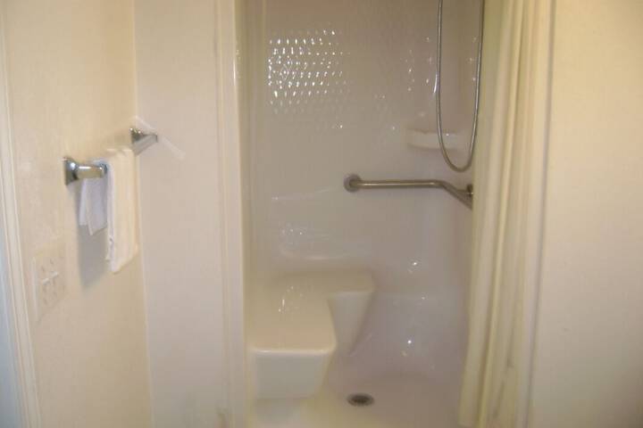 Room 6 of 8