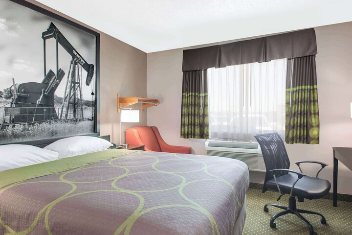 Super 8 by Wyndham Bedford DFW Airport West