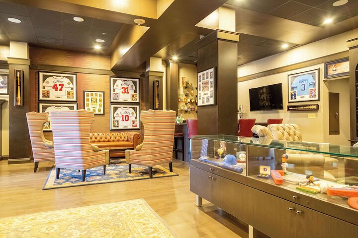 Lounge 70 of 73