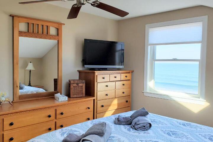 Oceanfront Penthouse with Family & Friends