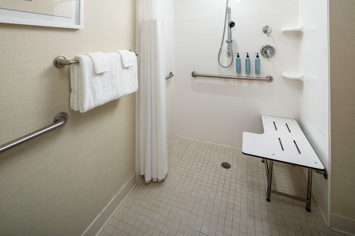 Courtyard by Marriott Charleston Downtown / Civic Center