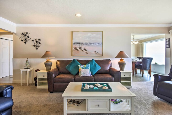 Beachfront Condo w / Patio & Views - Walk to Shore!
