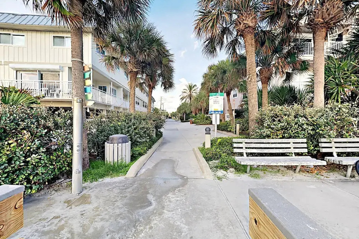 700 Gulf Blvd Townhouse #17 - 2 Br townhouse by RedAwning