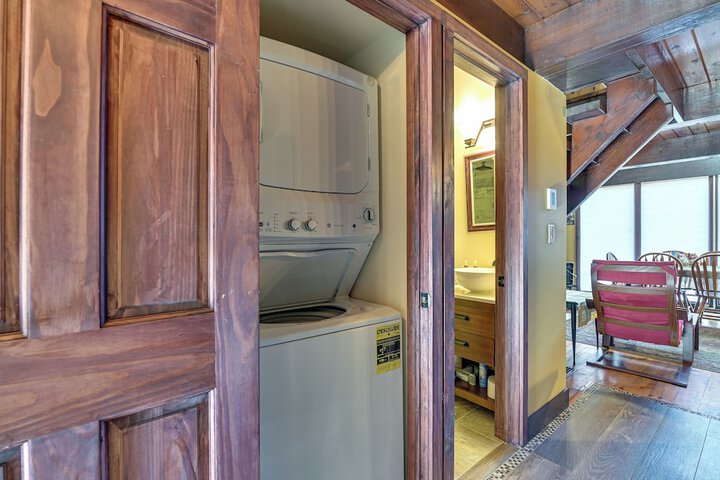 Walk to Ski Lift! Charming Hunter A-frame