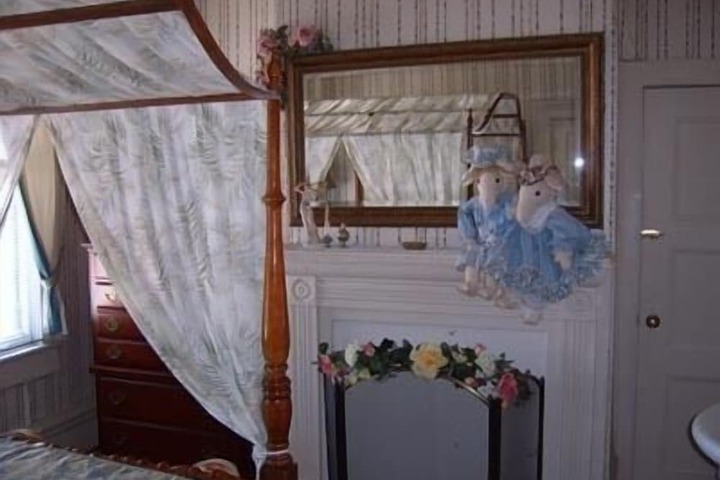 Room 9 of 28