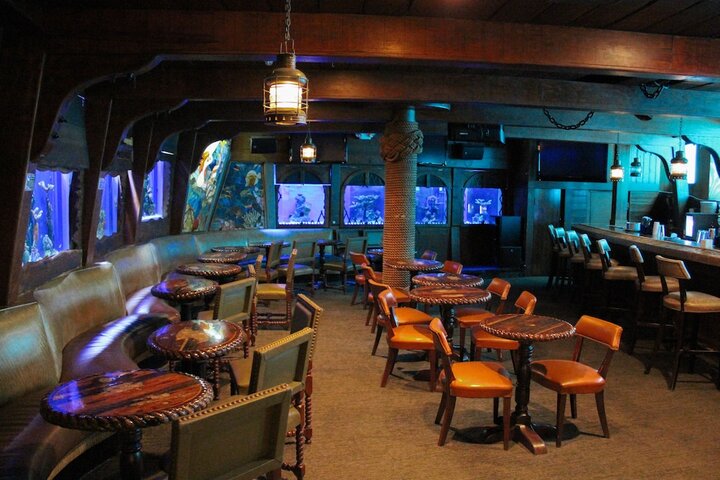 Lounge 153 of 215