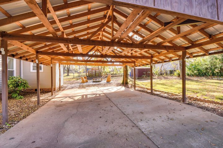 Tranquil Travelers Rest Home w / Fire Pit!