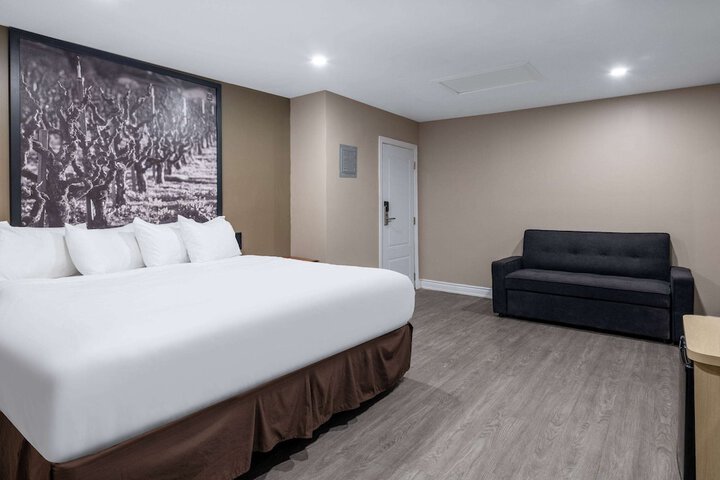 Room 25 of 42