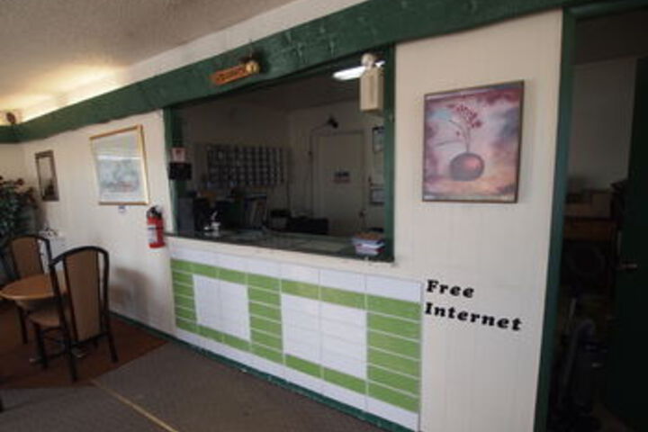 Lakeside Motor Inn