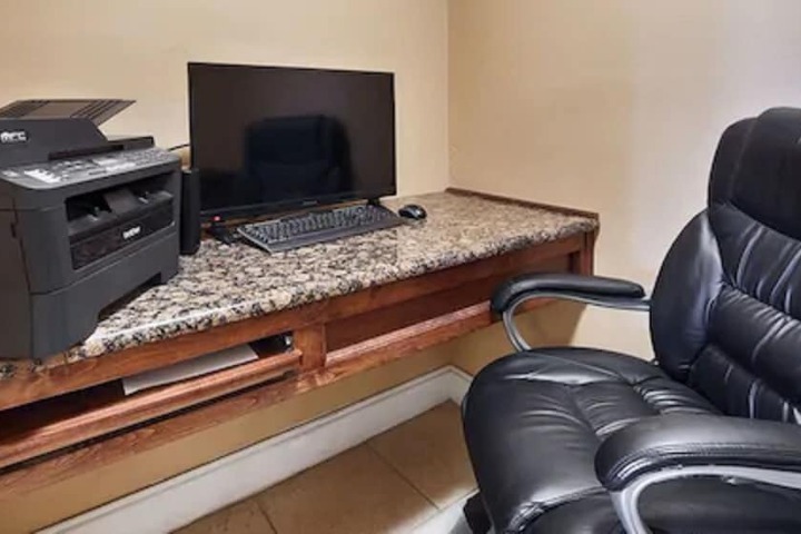 Business Center 26 of 26