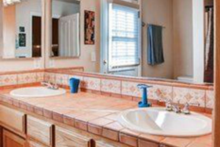 Paso City View 3 Br Home by RedAwning