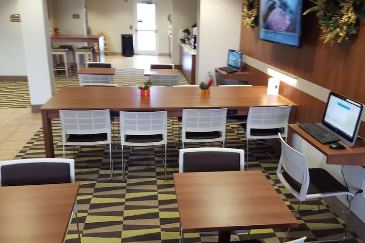 Microtel Inn & Suites by Wyndham Bellevue / Omaha