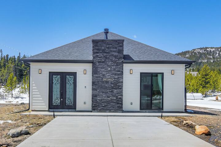 Romantic Mountain Retreat w / Scenic Views!