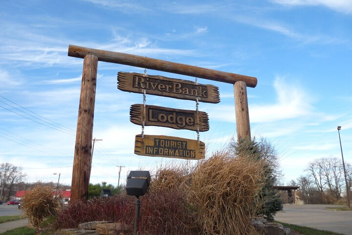 Riverbank Lodge