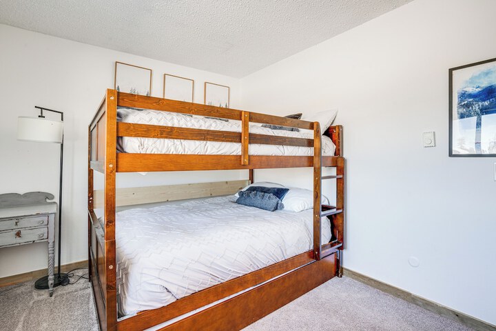 Condo w / Balcony & Views - Steps to Ski Shuttle!