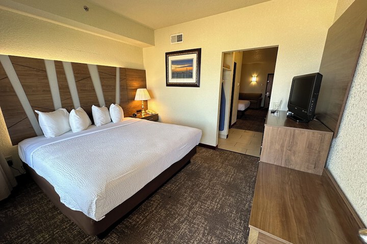 Mackinaw Beach & Bay Inn & Suites