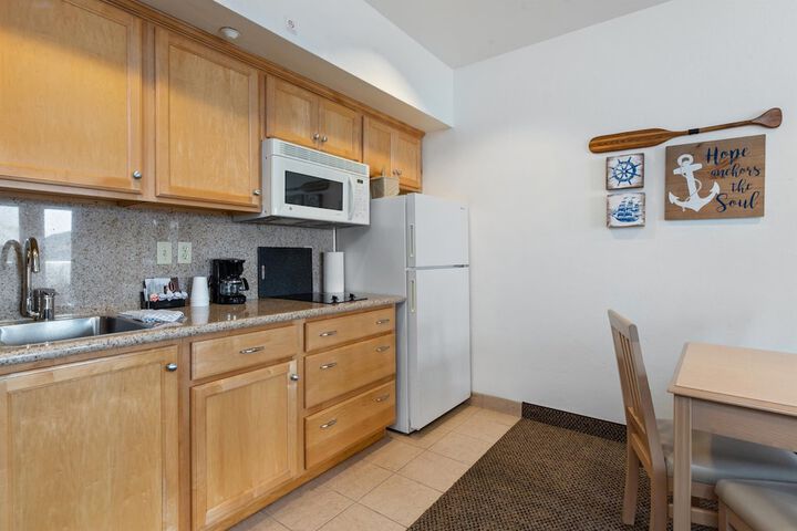 Beach House Inn & Suites