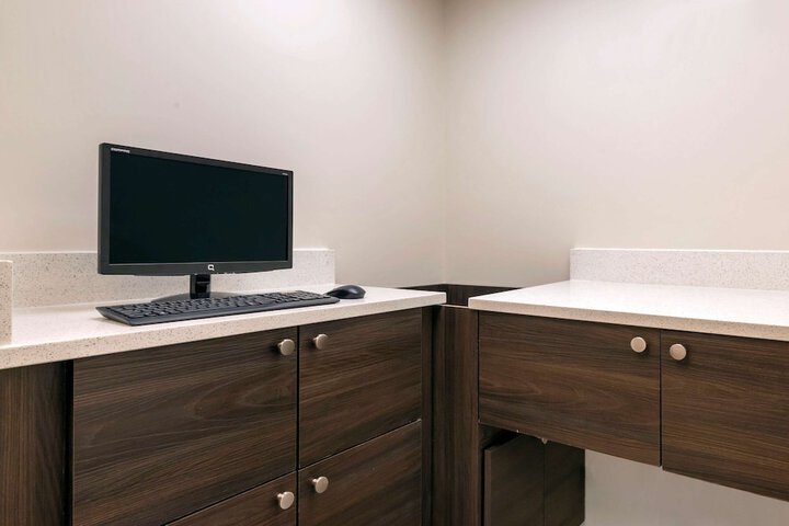 Business Center 36 of 38