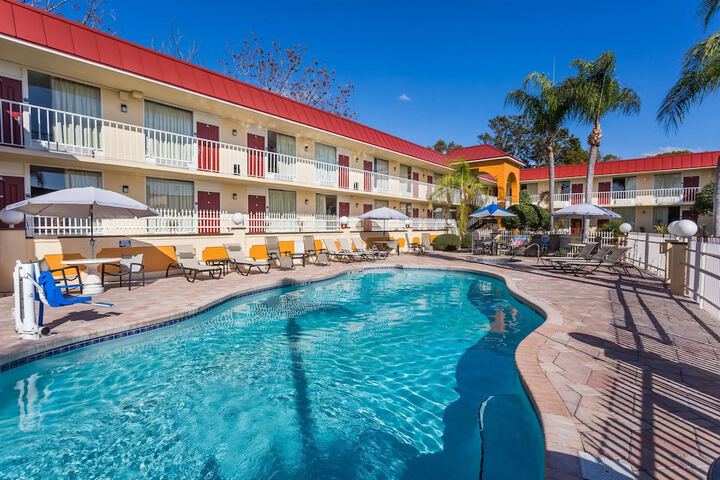 Days Inn & Suites by Wyndham Port Richey