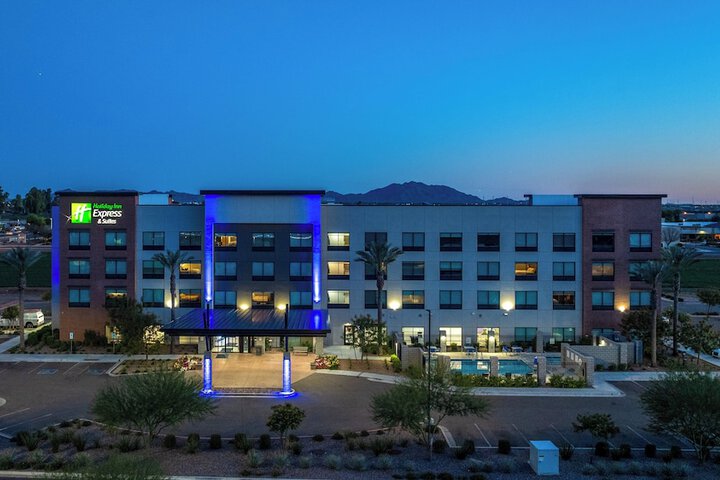 Holiday Inn Express & Suites Gilbert Mesa Gateway Airport by IHG