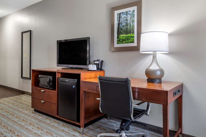 Comfort Inn & Suites Cleveland TX