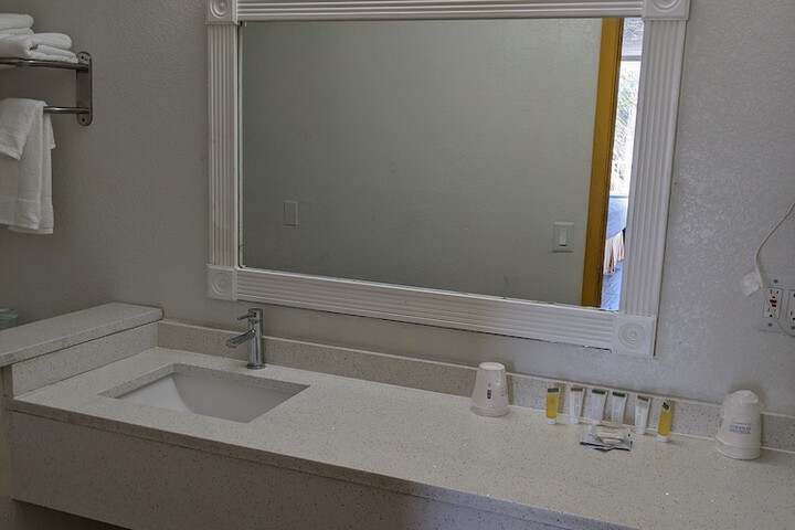 Days Inn & Suites by Wyndham Port Richey