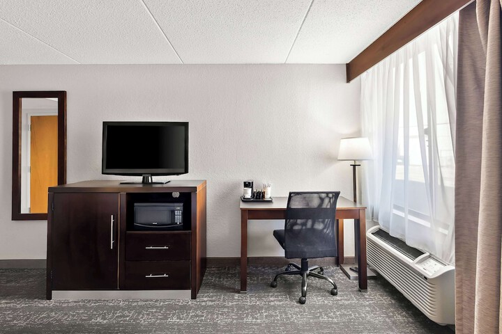 Best Western Luxbury Inn Fort Wayne