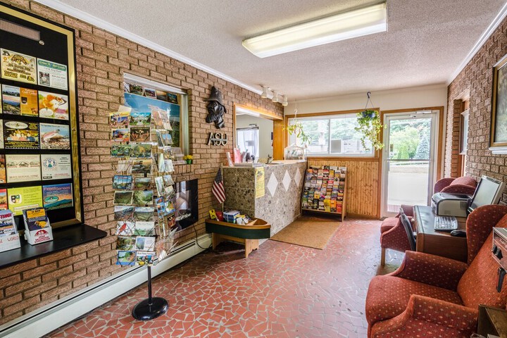 Highland Hills Motel and Cabins – a Master Hosts Resort