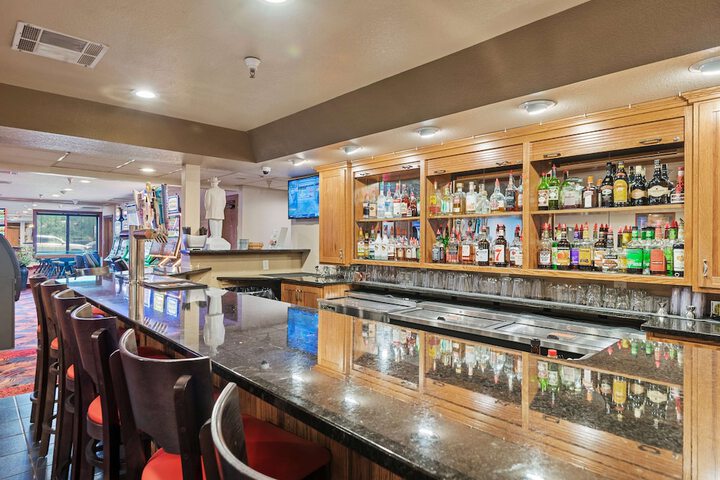 Lounge 127 of 159