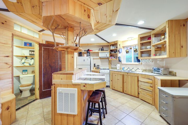 Unique West Jefferson Home w / Fire Pit & Grill!