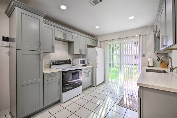 New! Laplace Townhome 9 Mi to Lake Pontchartrain!
