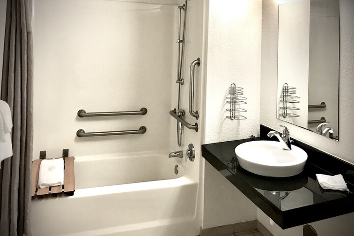 Travelodge by Wyndham Madison Heights MI