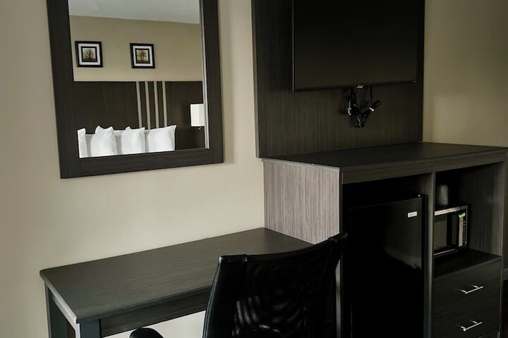 Room 6 of 12