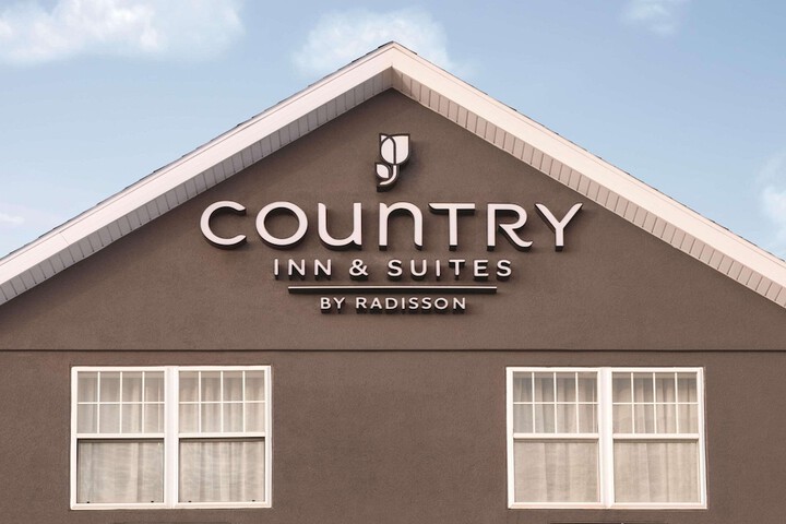 Country Inn & Suites by Radisson Dubuque, IA