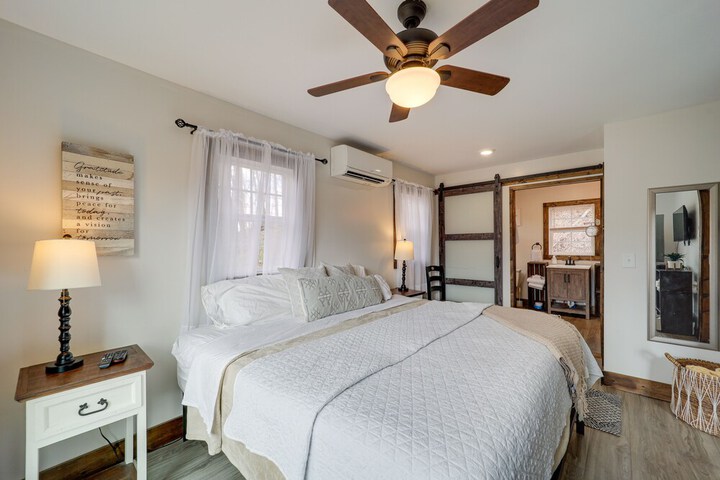 Hilltop Hideaway w / Scenic Views & Hot Tub!