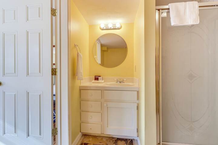 Family Home w / Game Room & Decks in Etlan!