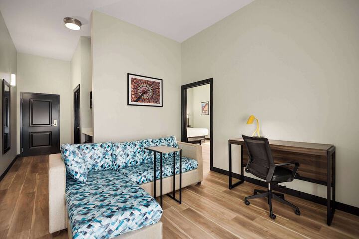 La Quinta Inn & Suites by Wyndham Gonzales LA