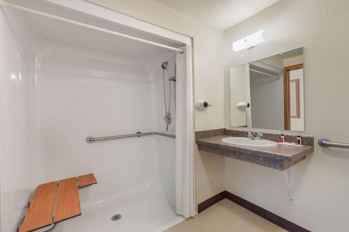 Room 6 of 16