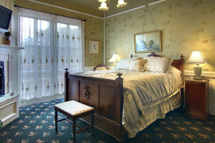 Gingerbread Mansion Inn