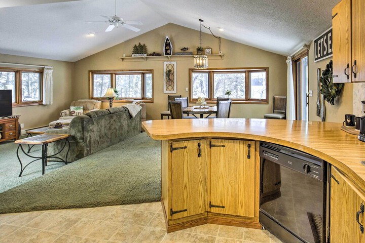 Phillips Cabin w / Lake Views & Private Dock!