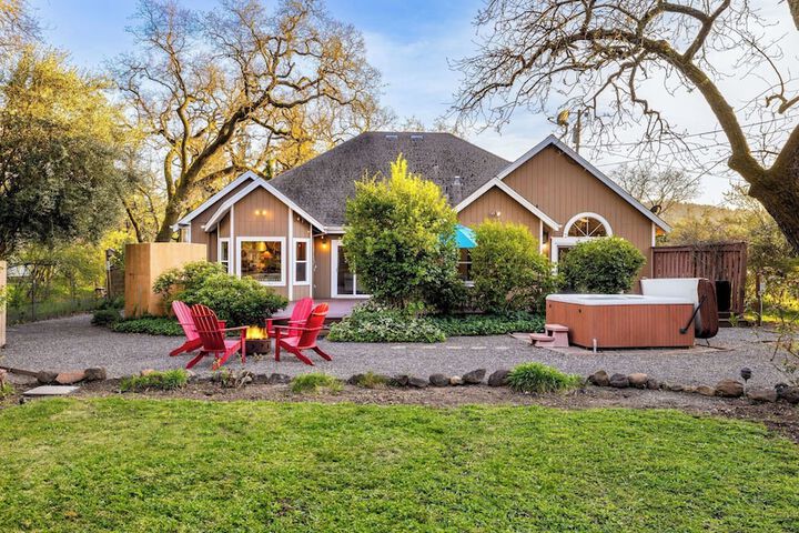 Valley of the Moon by Avantstay Tranquil Escape Large Yard w / Hot Tub & Fire Pit