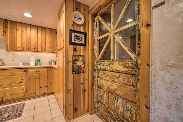 Lakefront Poconos Retreat w / Hot Tub Near Hiking!