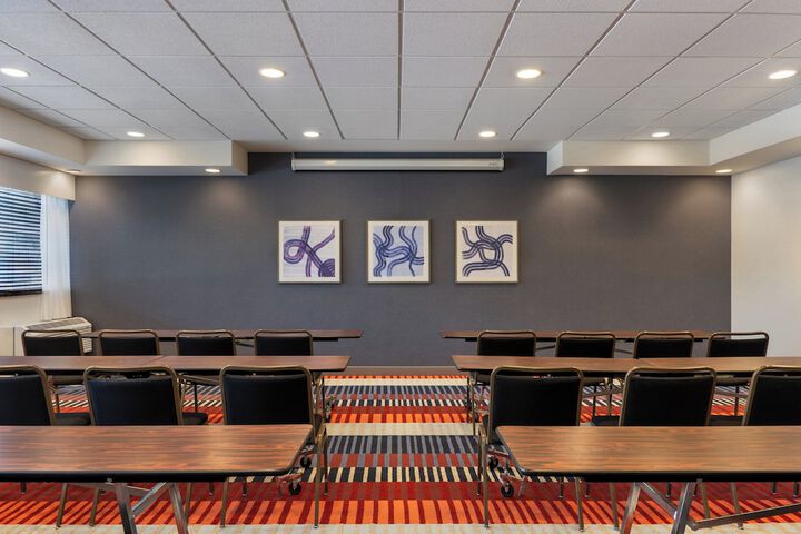 Garner Hotel Wadsworth by IHG