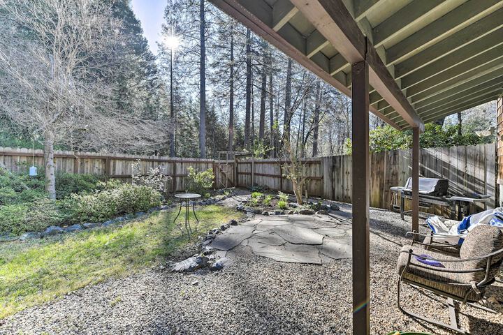Peaceful Cottage w / Grill & Yard in Grass Valley!