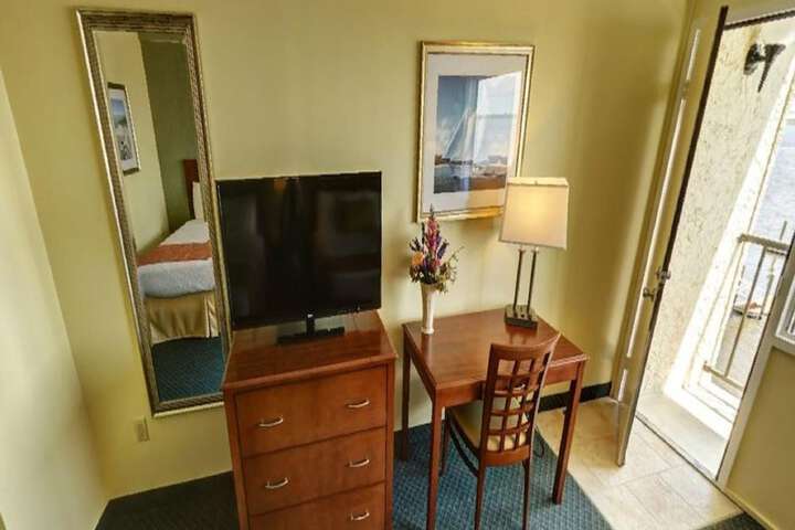 Room 30 of 43