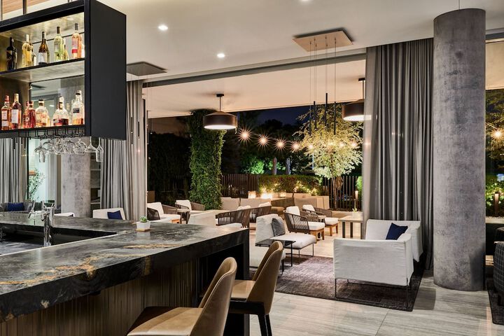 Lounge 52 of 55